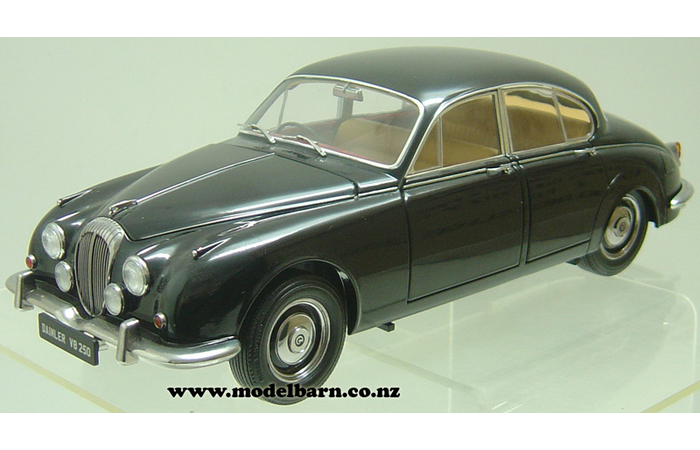 1/18 Daimler V8 250 (1967, black)