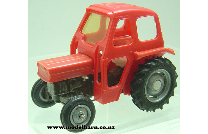 1/32 Massey Ferguson 135 with Cab (missing grill, exhaust pipe & driver) Britains