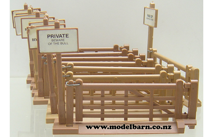 1/32 Farm Gate & Sign (x 8, unboxed) Britains