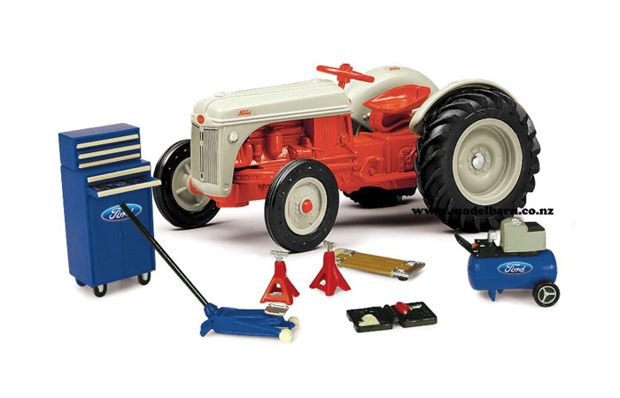 1/16 Ford 8N with Workshop Tools "Restoration Set"