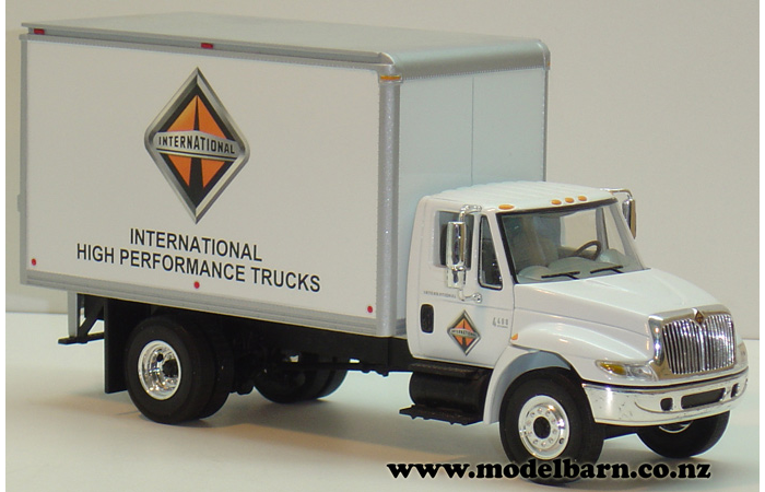 1/34 International 4400 Box Truck "International"