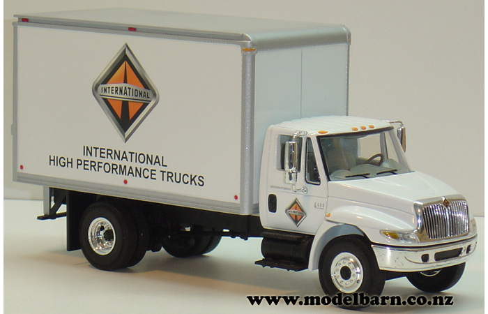 1/34 International 4400 Box Truck "International"