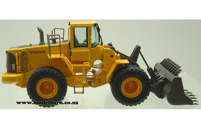 VOLVO L220E ホイールローダ　　1/50スケールモデル VOLVO L220E ホイールローダ 1/50スケールモデル - メルカリ