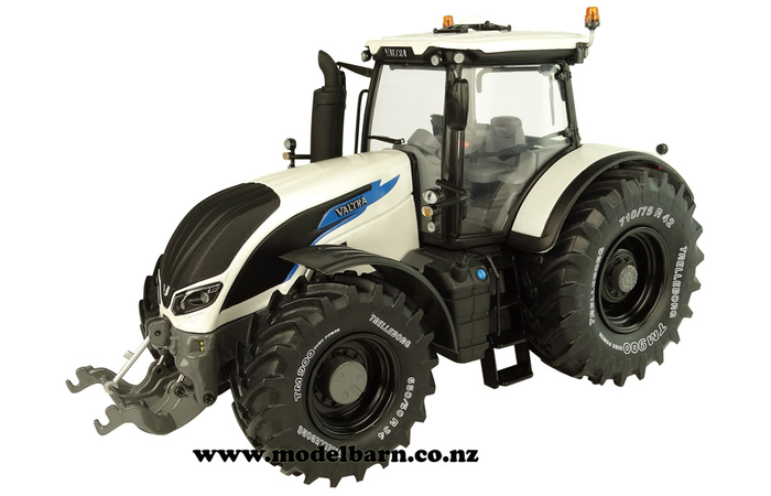 1/32 Valtra S394 Smart Touch (white) "Finland Edition"