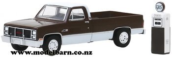 1/64 GMC 2500 High Sierra Pick-Up (1989, brown) & Petrol Pump-chevrolet-and-gmc-Model Barn
