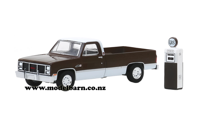 1/64 GMC 2500 High Sierra Pick-Up (1989, brown) & Petrol Pump