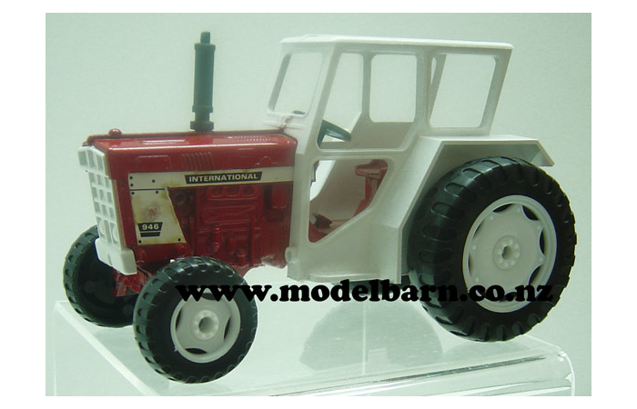 1/32 International 946 (red & white)