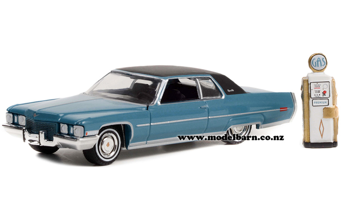 1/64 Cadillac Coupe de Ville (1972, blue) & Vintage Petrol Pump Set