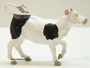 1/32 Friesian Heifer-animals-and-figurines-Model Barn