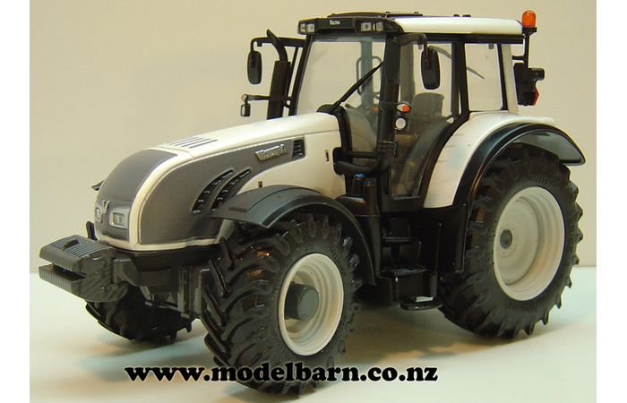 1/32 Valtra T213 (2011, Pearl White)