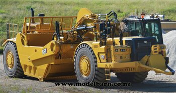 1/24 Caterpillar 657 Motor Scraper-construction-and-forestry-Model Barn